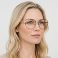Michael Kors EMPIRE ROUND - 1108 rosaguld/lyserød tortoise panto brille på model