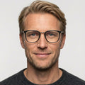Elowen sort firkantet brille på model