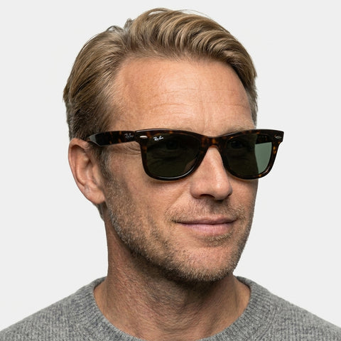 Ray-Ban WAYFARER - 902 - Tortoise på model