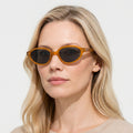 Aurevo transparent brun oval solbrille på model