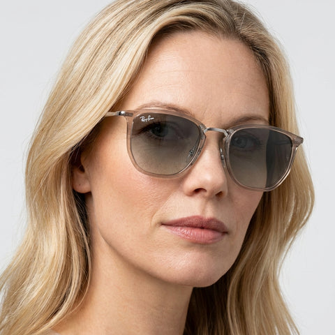 Ray-Ban RB4451 - 680271 - Transparent grå på model