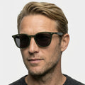 Clarion grøn firkantet solbrille på model