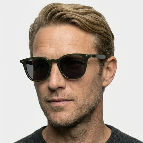 Clarion grøn firkantet solbrille på model