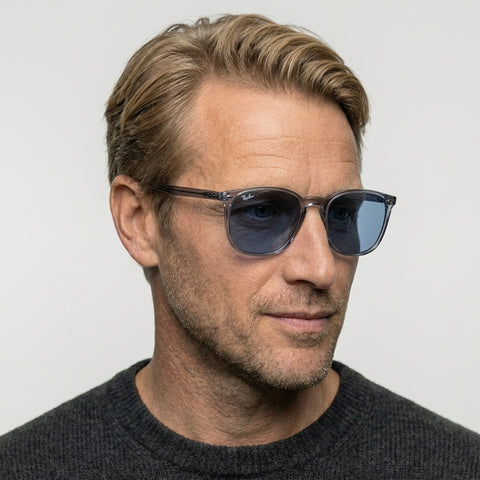 Ray-Ban RB4387 - 639980 - Transparent blå på model