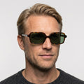 Bravura tortoise firkantet solbrille på model