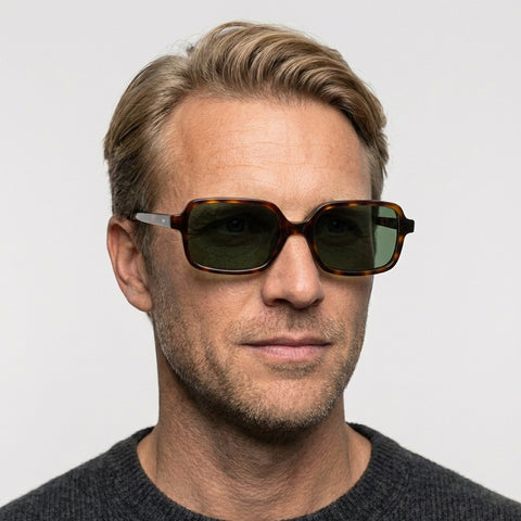 Bravura tortoise firkantet solbrille på model