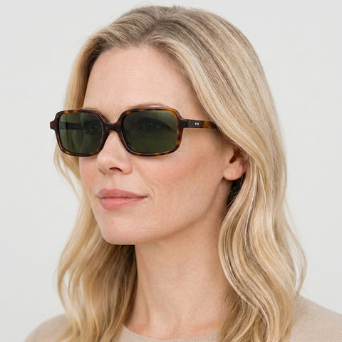 Bravura tortoise firkantet solbrille på model