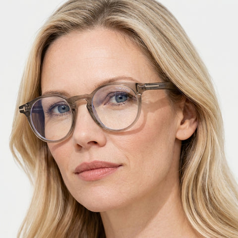 Tom Ford FT5557-B - 045 - Transparent brun på model