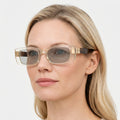 Marcellus transparent brun firkantet solbrille på model