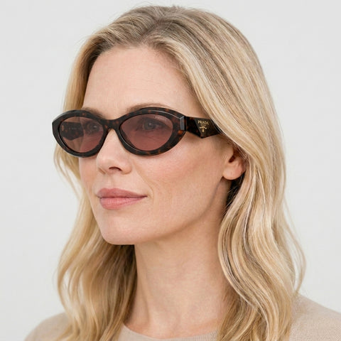 Prada PR 26ZS - 17N60B - Tortoise på model