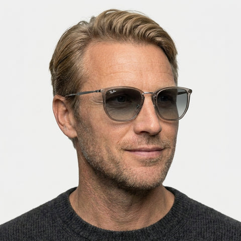 Ray-Ban RB4451 - 680271 - Transparent grå på model
