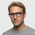 Tom Ford FT5557-B - 001 sort rund brille på model