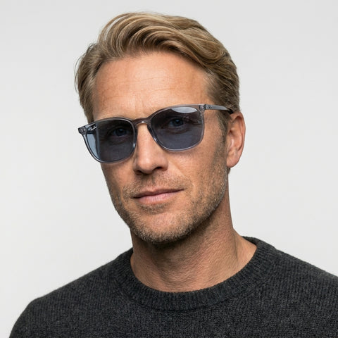Ray-Ban RB4387 - 639980 - Transparent blå på model