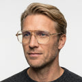 Tom Ford FT5737-B - 045 transparent brun aviator brille på model