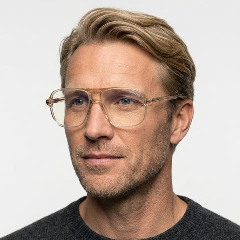 Tom Ford FT5737-B - 045 transparent brun aviator brille på model