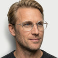 Isolde transparent hvid rund brille på model
