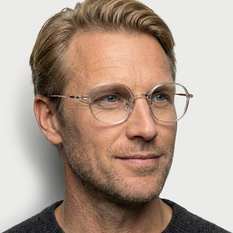 Isolde transparent hvid rund brille på model