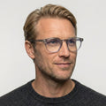 Tom Ford FT5557-B - 020 transparent grå panto brille på model