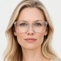 Orové transparent brun firkantet brille på model