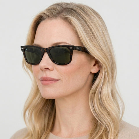 Ray-Ban WAYFARER - 902 - Tortoise på model