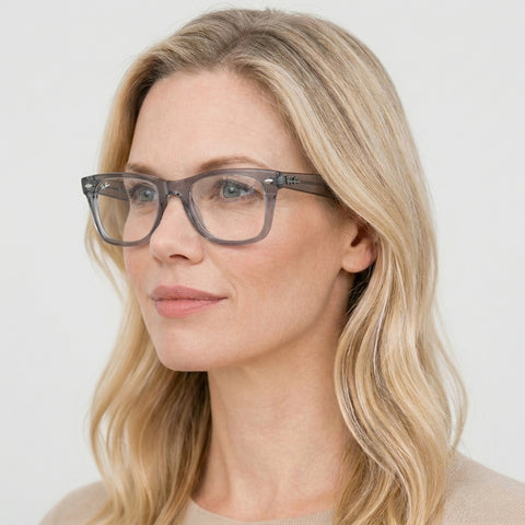 Ray-Ban WAYFARER EASE - 8225 - Transparent grå på model