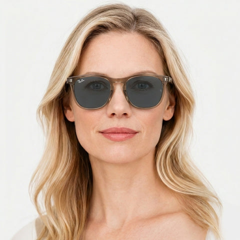 Ray-Ban RB2210 - 6765R5 - Transparent brun på model