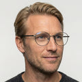 Delacroix gunmetal rund brille på model