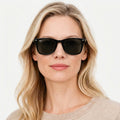 Ray-Ban RB4420 - 601/87 sort rektangulær solbrille på model