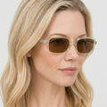 Bravura transparent gul firkantet solbrille på model