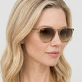 Ray-Ban ERIKA - 651413 - Transparent brun på model