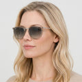 Ray-Ban RB4451 - 680271 - Transparent grå på model