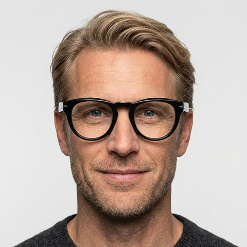 Aramys sort rund brille på model