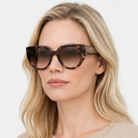 Prada PR 14WS - 01R0A6 - Tortoise på model