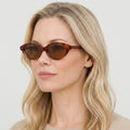 Virelle tortoise oval solbrille på model