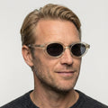 Virelle transparent gul oval solbrille på model
