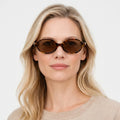 Miu Miu MU 04ZS - 19P2Z1 havana oval solbrille på model