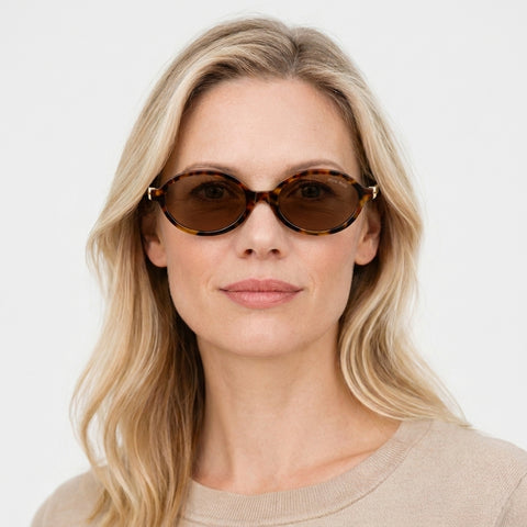 Miu Miu MU 04ZS - 19P2Z1 havana oval solbrille på model