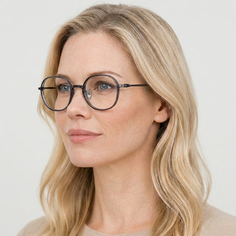 Isolde transparent grå rund brille på model