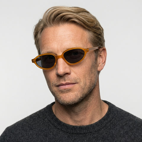 Aurevo transparent brun oval solbrille på model