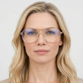 Tom Ford FT5737-B - 045 transparent brun aviator brille på model