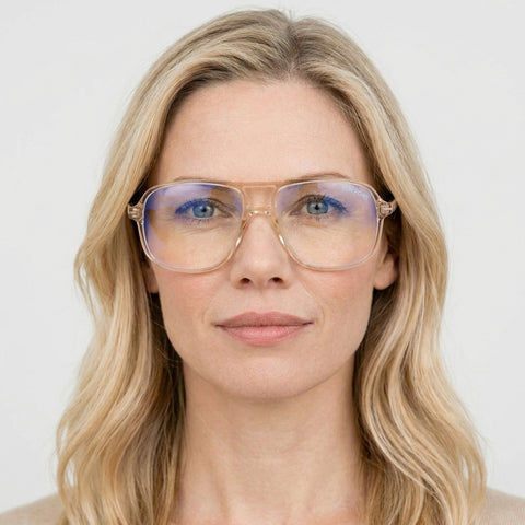Tom Ford FT5737-B - 045 transparent brun aviator brille på model