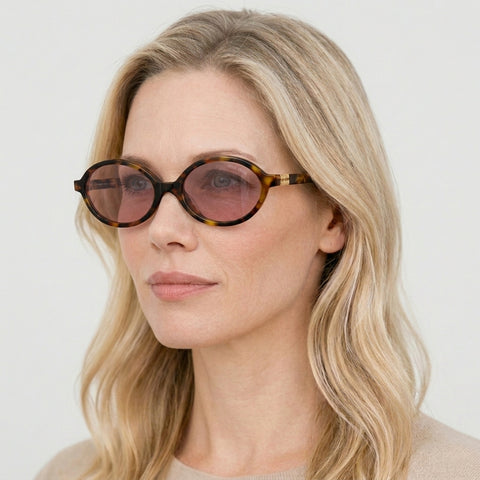 Miu Miu MU 04ZS - VAU50D havana oval solbrille på model
