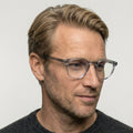 Tom Ford FT5557-B - 020 - Transparent grå på model