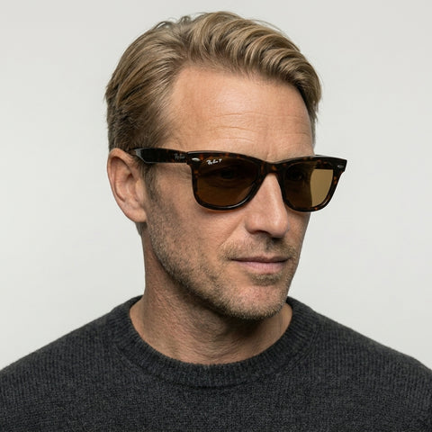 Ray-Ban WAYFARER - 902/57 - Tortoise på model