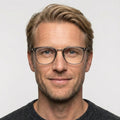 Elowen transparent grå firkantet brille på model