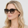 Gucci GG0636SK - 002 havana cat-eye solbrille på model