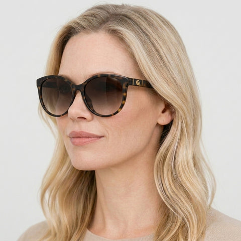 Gucci GG0636SK - 002 havana cat-eye solbrille på model