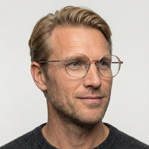 Isolde transparent lyserød rund brille på model