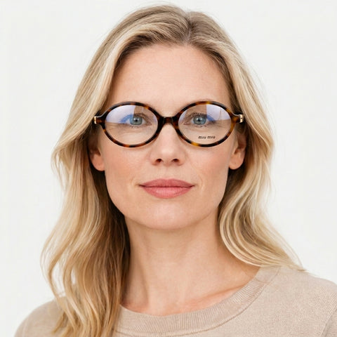 Miu Miu MU 04ZS - VAU08N havana oval solbrille på model