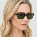 Bravura tortoise firkantet solbrille på model